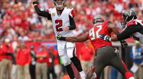 Matt Ryan pasa para 219 yardas y un touchdown de cinco yardas a Roddy White. AFP / M. Ehrmann