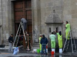 Trabajadores reparan los daños y limpian una de las entradas de Palacio Nacional. SUN / M. Narváez
