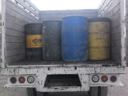 Una de las camionetas cargaba 12 tambos de plástico de 200 litros y la segunda 13 tambos. ESPECIAL / Fiscalía General del Estado