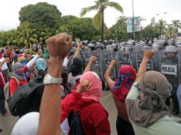 Los manifestantes acuerdan un bloqueo al aeropuerto, que finaliza a las 15:00 horas. AFP / P. Pardo
