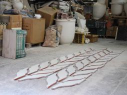 Son siete lienzos que Crowner trae para exponer su obra, en cerámica y monocromática, se dice que su obra está basada en el arte de los FACEBOOK / Galeria Travesía Cuatro.