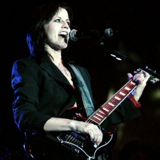 Vocalista de The Cranberries golpea a azafata