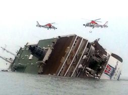 El transbordador 'Sewol' llevaba a 476 personas, mayormente estudiantes de secundaria; sólo 174 de ellas fueron rescatadas con vida. AP / ARCHIVO