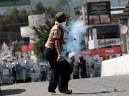 Los enfrentamientos entre autoridades y manifestanes por los 43 desaparecidos continúan. EFE / J. De la Cruz