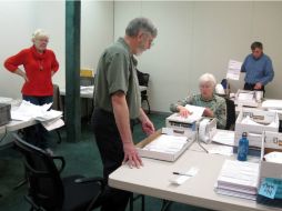 Trabajadores electorales cuentas las boletas de la elección. AP / B. Bohrer