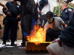 Estudiantes protestan por los 43 desaparecidos de Ayotzinapa. AFP / ARCHIVO