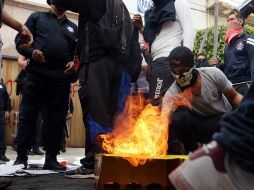 Los normalistas vandalizaron oficinas del PAN y del PRD en la víspera. AFP / ARCHIVO