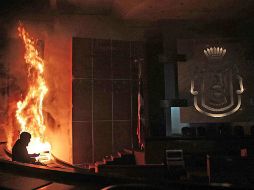 Las llamas alcanzaron al salón de sesiones del Congreso de Guerrero. EFE / J. De la Cruz