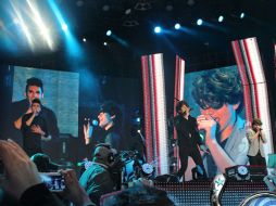 CD9 es galardonado con el premio a 'Canción pop nacional', por 'Ángel Cruel'. FACEBOOK / Telehit