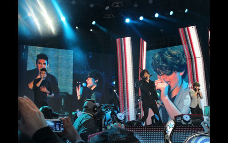 CD9 es galardonado con el premio a 'Canción pop nacional', por 'Ángel Cruel'. FACEBOOK / Telehit