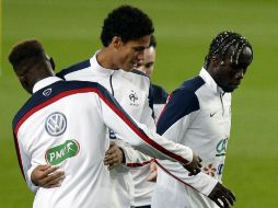 Raphael Varane (al centro) lidera la zaga francesa. AFP / F. Fife