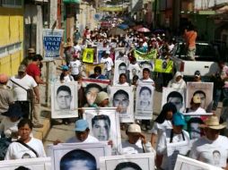 En Tixtla cientos de personas volvieron a manifestarse en favor de los jóvenes. Pidieron no dejar de insistir en que aparezcan con vida SUN / J. Ríos