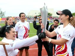 Alrededor de 50 relevos tomaron parte en el recorrido, conformados por deportistas, políticos y empresarios. NTX / J. Arciga