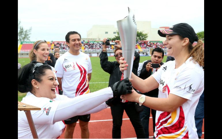 Alrededor de 50 relevos tomaron parte en el recorrido, conformados por deportistas, políticos y empresarios. NTX / J. Arciga