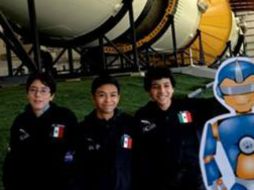 Ataviados con sus uniformes de la Agencia Espacial Mexicana (AEXA), cada uno de los niños concursantes recibió un reconocimiento. FACEBOOK / Robotix Center Lindavista