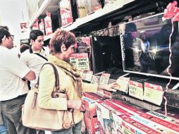 Buenos cazadores. María Eugenia recibió información telefónica de su hijo sobre los precios más bajos de distintos productos. EL INFORMADOR / E. Barrera