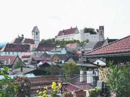 Fussen saluda a los visitantes con su arquitectura, que parece haberse detenido hace cientos de años en el tiempo.  /