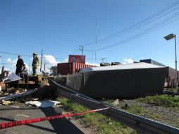 El tren se lleva un camión de carga. EL INFORMADOR /