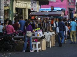 Comerciantes mencionan que los 'golondrinos' llegan de otros estados y acaparan gran parte de las banquetas. EL INFORMADOR / F. Atilano