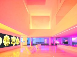 Multicolor. La casa es completamente blanca, pero con un sistema de iluminación puede tornarse de distintos colores. ESPECIAL /