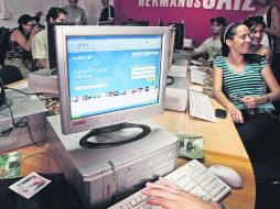 Al alza. Los emigrados cubanos y los extranjeros con vínculos con Cuba son los principales clientes de este tipo de comercio. AP /