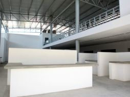 Frente al Mercado, y desde hace 14 meses, los locatarios venden en un parque público que luce cada vez más amurallado. EL INFORMADOR / A. Hinojosa