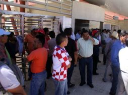 Los transportistas bloquean la salida de las terminales de los camiones de manera simultánea. NTX / ARCHIVO