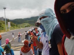 La manifestación es pacífica, las plumas de cobro son retiradas por los manifestantes normalistas. NTX / ARCHIVO