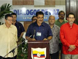 El miembro del Estado Mayor Central de las FARC, Rubín Morro (2i), lee un comunicado de ese grupo guerrillero.  / A. Ernesto