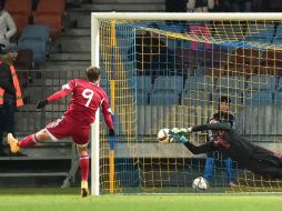 Talavera había atajado un penal pero en el remate los bielorrusos anotaron. AFP / M. Malinovsky