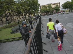 Elementos de seguridad y vallas resguardan el Congreso de Jalisco y Palacio de Gobierno. EL INFORMADOR / F. Atilano