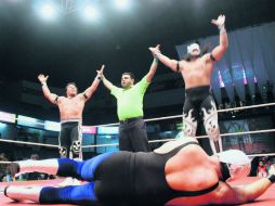 Los gladiadores de La Laguna celebran el resultado de la lucha estelar. EL INFORMADOR / F. Rodríguez