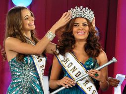 Alvarado (d) representaría a Honduras en la 64 edición de Miss Mundo. AFP / STR