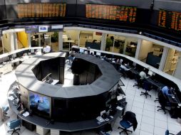 345.6 mil títulos son negociados por un monto de 15 millones de pesos, 48 emidoras ganan, 14 pierden y seis permanecen sin variación. SUN / ARCHIVO