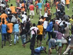 En el duelo de marfileños y Camerún se presentó una trifulca con afición. AFP / I. Sanogo