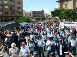 Los trabajadores se concentraron en la Plaza de Armas, en el Centro tapatío. EL INFORMADOR / T. Villaseñor