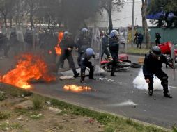 Un grupo de encapuchados se enfrentaron a granaderos en la calzada Ignacio Zaragoza en las inmediaciones del AICM. SUN / J. Cabrera