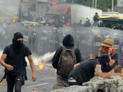 Ayer se registraron agresiones de un grupo de personas, algunas encapuchadas, al término de la marcha convocada. EFE / M. Guzmán