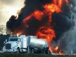 La pipa trasladaba un químico denominado mercaptano que, al arder provocó una columna de humo. TWITTER / @El_Universal_Mx