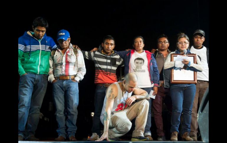 'Gracias y nunca cambies', le dice uno de los padres al vocalista de la agrupación. TWITTER / @Calle13Oficial