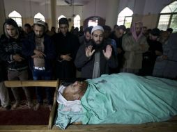 Palestinos velan el cuerpo de Fadel Mohammed Halawa. AFP / M. Hams