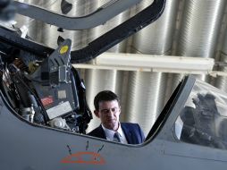 El primer ministro francés, Manuel Valls observa el interior de un Mirage 2000-D. AFP / M. Medina