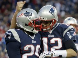 El mariscal Brady (d) felicita a su compañero LeGarrette luego de sumar 78 yardas y dos touchdowns. AP / S. Senne