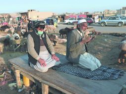 Oran por la paz. Comerciantes oran por la paz en un mercado de ganado en Kabul. AFP /