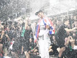 Coronación. El piloto de Mercedes AMG, Lewis Hamilton celebra con su equipo tras ganar el Gran Premio de Abu Dhabi. NTX / V. XHEMAJ