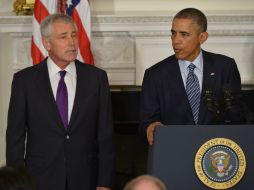 Chuck Hagel (i) salió en el momento apropiado, señala el mandatario estadounidense. AFP / M. Ngan