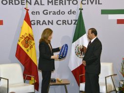 Navarrete recibió el honor de manos de la ministra Fátima Báñez. NTX / CORTESÍA