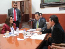 El diputado Víctor Sánchez (c) preside la comisión sobre el caso. TWITTER / @LegislativoJal