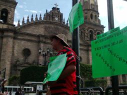 El comerciante lleva cuatro días de permanecen atado con cadenas a un poste de la Plaza Guadalajara. EL INFORMADOR / T. Villaseñor