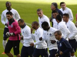 En la imagen un entrenamiento del Porto, que ya está calificado pero busca terminar como líder de su grupo. AFP / M. Riopa